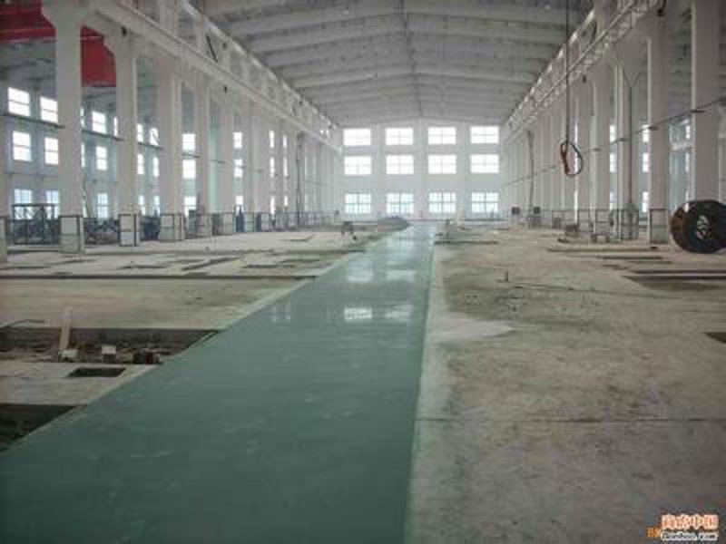 工业地坪是指在工厂、仓库等工业场所铺设的地面材料，它不仅需要承受重型设备和货物的重量，还要具备耐磨、防滑以及易于清洁等特点。