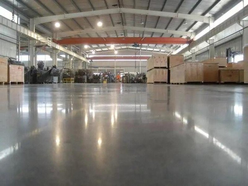 环氧地坪，一个被广泛应用的工业地面解决方案。它不仅能够提升工厂和仓库的美观度，还能延长地面使用寿命，提高作业效率。